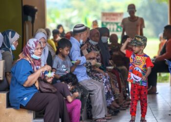 SEBAHAGIAN mangsa banjir di Baling, Kedah terpaksa menyambut Hari Raya Aidiladha di PPS Sekolah Menengah Kebangsaan Jerai di Kupang, Kedah -UTUSAN/SHAHIR NOORDIN