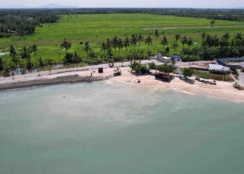 PENAHAN ombak dibina di Pantai Ban Pecah, Parit Buntar, Perak bagi menghalang hakisan air laut yang semakin menghampiri 
sawah padi. – UTUSAN /WAT KAMAL ABAS