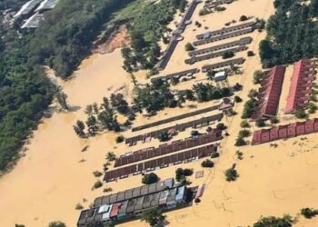 KEADAAN bandar Mentakab yang ditenggelami air di Temerloh, Pahang. - SUMBER MEDIA SOSIAL