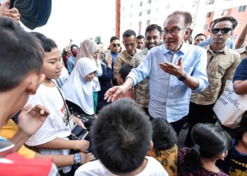 ANWAR Ibrahim bertemu penduduk Kampung Baru Hicom selepas melancarkan Program K2K di Shah Alam, Selangor, semalam. – MINGGUAN/MOHAMAD NAUFAL MOHAMAD IDRIS