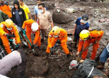 PASUKAN mencari dan menyelamat berusaha mencari mangsa yang masih hilang di kampung Nelemamadike, daerah Flores Timur Flores. - AFP