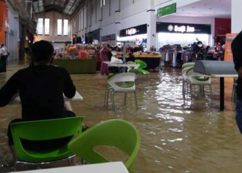 BANJIR pada Jumaat lalu memerlukan usahawan mengeluarkan modal lebih banyak berbanding penutupan operasi semasa pandemik Covid-19. – FOTO/MEDIA SOSIAL