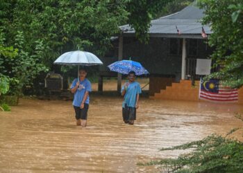 DUA penduduk melihat keadaan sekeliling kawasan rumah mereka yang dinaiki air di Kampung Nibong, Hulu Terengganu, Terengganu, hari ini. - UTUSAN/PUQTRA HAIRRY ROSLI