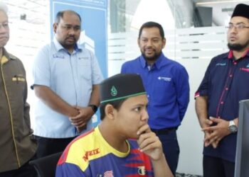 AHMAD Zakiyuddin (kiri), Yusof Yaacob (kanan), Syaiful Rizal, (dua dari kanan) dan Mohd. Mukhti semasa menyempurnakan Majlis Perasmian E-Library Raudhatul Umum di Pulau Pinang, hari ini.