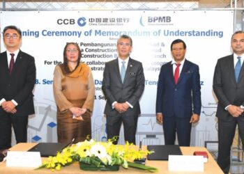 Tengku Zafrul Tengku Abdul Aziz bersama pegawai tertinggi BPMB dan dua bank China selepas majlis menandatangani MoU, di Kuala Lumpur baru-baru ini.