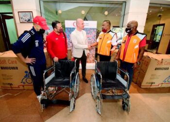 Abdul Azeez Abdul Rahim menyampaikan kerusi roda kepada Dr. Ramy El Nazer di  Kaherah, semalam.Turut hadir Fathul Bari Mat Jahya (dua kiri).