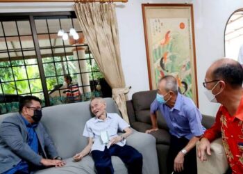 KETUA Menteri Melaka, Datuk Seri Sulaiman Md. Ali (kiri) berbual bersama Soh Tee Tong (tengah) sambil ditemani Soh Chin Ann di Jalan Kolam Air, Alor Gajah, Melaka. - UTUSAN/AMRAN MULUP