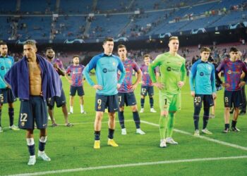 REAKSI pemain Barcelona selepas tamat perlawanan menentang Bayern Munich di Camp Nou semalam. – AFP