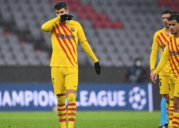 REAKSI pemain Barcelona selepas tumpas 3-0 kepada Bayern Munich di Allianz Arena, Munich semalam, sekali gus menyingkirkan mereka dari saingan Liga Juara-Juara. – AFP