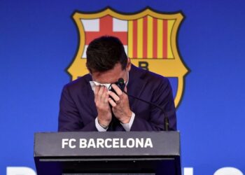 LIONEL Messi tidak dapat menahan sebak ketika hadir ke sidang akhbar untuk mengucapkan selamat tinggal kepada Barcelona semalam. - AFP