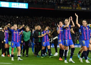 PEMAIN Barcelona meraikan kejayaan menumpaskan Real Madrid pada suku akhir Liga Juara-Juara Wanita 
di Camp Nou, Barcelona semalam. - AFP