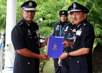 MUHAMMAD Zaki Harun (kanan)  menyampaikan sijil penghargaan kepada pegawainya dalam perhimpunan bulanan polis Kelantan di Ibu Pejabat Polis Kontinjen Kelantan, hari ini. -UTUSAN/ZULHANIFA SIDEK