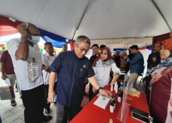 DR. ADHAM Baba merasmikan Karnival Sains, Teknologi, Kejuruteraan dan Matematik (STEM) Merdeka di Pusat Informasi 
dan Pelancongan (TIC) Kota Tinggi, hari ini.