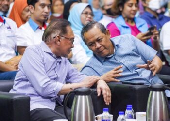 Anwar Ibrahim berbual dengan Aminuddin Harun dalam Program Rapat Mega Keadilan di Tapak Bazar Melawati, Kuala Lumpur, malam kelmarin. – UTUSAN/MUHAMAD IQBAL ROSLI