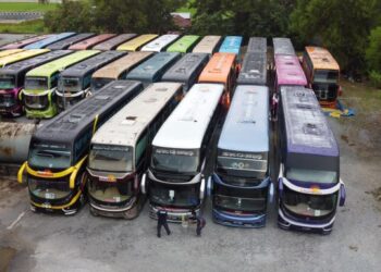 ketiadaan pemandu bas bagi menampung permintaan bas tambahan menjelang Aidilfitri agak kritikal kerana sebahagian besar mereka sudah menjadi pemandu lori. – UTUSAN/ SHAHIR NOORDIN