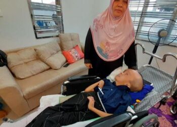 NORSILAWATI Mohd. Yudin bersama anaknya, Muhammad Norhanif Helmi Amran ketika ditemui dalam Majlis Rumah Terbuka dan Jamuan Hari Raya KPSJDT di Taman Bayu Damai, Pengerang., hari ini. -UTUSAN/MASTURAH SURADI