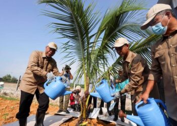IDRIS Ahmad  menyiram pokok sebagai gimik perasmian Laman Watani Yayasan Waqaf Malaysia di Putrajaya . - UTUSAN/FAISOL MUSTAFA