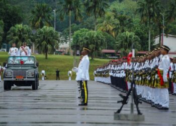 Zamrose Mohd. Zain (berdiri, kanan) memeriksa perbarisan pada Istiadat Perbarisan Dan Perutusan Sempena Hari Tentera Darat ke-90 di Kem Perdana Sungai Besi, semalam. – UTUSAN/FARIZ RUSADIO
