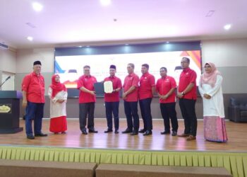HASNI MOHAMMAD (empat dari kiri) menerima resolusi UMNO Bahagian Tebrau di Savannah Hill Resort, Ulu Tiram.