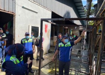 ANGGOTA penguat kuasa JTKSM melakukan pemeriksaan ke atas asrama pekerja di Taman Perindustrian Bukit Bakri, Muar hari ini.