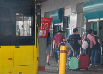 Hanya 20 buah bas henti-henti bagi perjalanan Johor Bahru-Singapura akan disediakan sempena pembukaan semula sempadan antarabangsa kedua-dua negara itu bermula Jumaat ini. -UTUSAN/RAJA JAAFAR ALI
pemberita: Raja Jaafar Ali