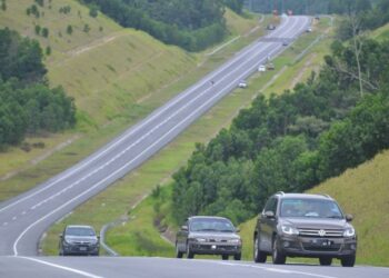 POLIS Negeri Sembilan mewujudkan sektor rondaan pada waktu siang khusus di Jalan Temiang-Pantai di Seremban bagi memberi nasihat dan panduan kepada pengguna jalan tersebut.-UTUSAN/MOHD. SHAHJEHAN MAAMIN.