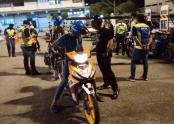 ANGGOTA JPJ memeriksa motosikal dalam Ops Lejang di Plaza Tol Juru dan Jambatan Pulau Pinang bagi mengesan kesalahan pengubahsuaian motosikal dan beberapa kesalahan lain termasuk tidak memiliki lesen memandu.