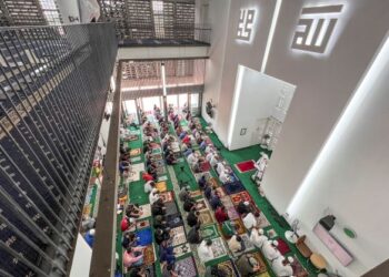 Melakukan transaksi urusniaga secara dalam talian ketika solat Jumaat adalah haram bagi orang lelaki - GAMBAR HIASAN