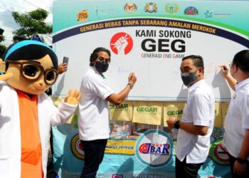 Khairy Jamaluddin dan  Onn Hafiz Ghazi menurunkan tandatangan sempena majlis Jelajah Agenda Nasional Malaysia Sihat (ANMS) Peringkat Negeri Johor 2022 diTebing@ Bandar Dato Onn, Johor Bahru, hari ini. -UTUSAN/RAJA JAAFAR ALI