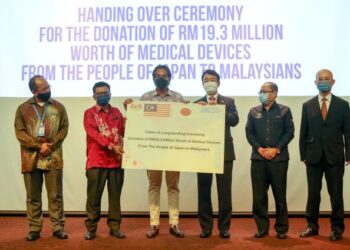 KHAIRY Jamaluddin  menerima replika sumbangan daripada Takahashi Katsuhiko (tiga kanan) dalam Majlis Penyerahan Sumbangan Peralatan Perubatan Daripada Kerajaan Jepun Melalui Bantuan Geran Jepun Untuk Program Pembangunan Ekonomi dan Sosial 2020 Untuk Malaysia di Hospital Sultanah Bahiah, Alor Setar, Kedah, hari ini. - UTUSAN/SHAHIR NOORDIN