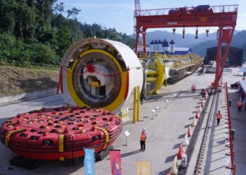 Kepala pemotong mesin pengorek bagi kerja-kerja mengorek terowong Genting  Projek Laluan Rel Pantai Timur (ECRL) yang sedang dalam pembinaan pada sesi lawatan kerja di Bentong 13 Januari lalu. -UTUSAN/FAUZI BAHARUDIN