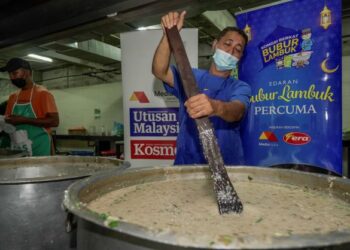 Adham Abd. Manan mengetuai pasukan memasak dalam Program Kongsi Berkat Bubur Lambuk anjuran Era Foods MY dan Media Mulia di Masjid Jamek Kampung Baru, kelmarin.