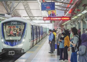 Orang awam menggunakan perkhidmatan LRT yang menghubungkan bandar sekitar Lembah Klang di Stesen LRT KL Sentral. – UTUSAN/AMIR KHALID