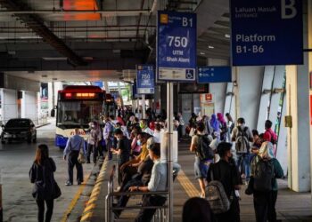 Imbas kembali suasana orang ramai menunggu bas untuk ke tempat kerja berikutan perkhidmatan Sistem Transit Aliran Ringan (LRT) Laluan Kelana Jaya yang dihentikan sementara bermula 9 November hingga 15 November 2022 dalam tinjauan di Stesen LRT Pasar Seni, Kuala Lumpur. -UTUSAN/MUHAMAD IQBAL ROSLI