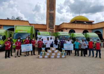 Ahmad Shahir (depan, enam dari kiri) bergambar bersama wakil penerima sumbangan di Terengganu, semalam. -UTUSAN/ABDUL RAZAK IDRIS