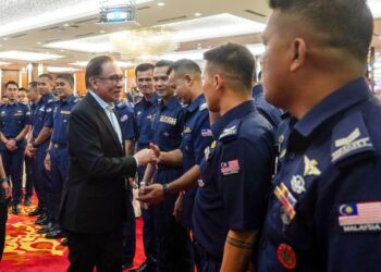 Anwar Ibrahim beramah mesra dengan anggota pasukan penyelamat misi bantuan kemanusiaan dan bencana di Turkiye, bulan lalu dalam majlis makan tengah hari sempena pelancaran Sambutan Bulan Pertahanan Awam 2023 di bangunan Parlimen, semalam. – UTUSAN/SHIDDIEQIIN ZON