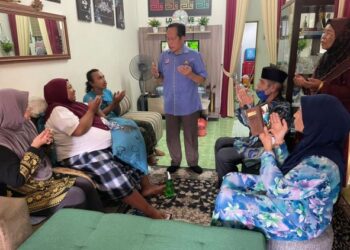 AHMAD MASLAN mengaminkan bacaan doa ketika melakukan Ziarah Kasih di Kampung Parit Lama, Benut, Pontian, hari ini
