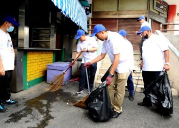 Onn Hafiz Ghazi (dua dari kiri) bergotong-royong membersihkan kawasan lorong belakang bangunan sempena Pelancaran Program Johor Bersih 100 Hari di pusat bandar raya Johor Bahru, hari ini. -UTUSAN/RAJA JAAFAR ALI
