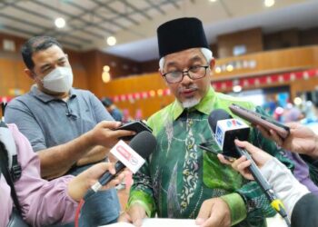 ABDUL HALIM Tawil bercakap kepada pemberita dalam program Hari Bertemu Pelanggan Kerajaan Negeri Melaka dan Sambutan Minggu Kesedaran Derma Organ di Jasin, Melaka. - UTUSAN/MUHAMMAD SHAHIZAM TAZALI