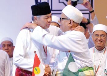Tidak kesampaian...
Ahmad Zahid Hamidi  bersama Abdul Hadi Awang selepas majlis menandatangani Piagam Kerjasama Muafakat Nasional di Pusat Dagangan Dunia Kuala Lumpur pada 
14 September 2019.