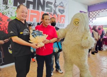 AMINUDDIN Harun (tengah) ketika merasmikan Majlis Penutup Cabaran Trans Naning NS 2022 di Tampin hari ini.-UTUSAN/NOR AINNA HAMZAH