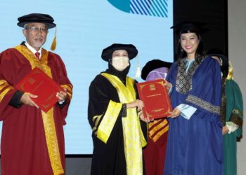 NANCY Shukri menyampaikan sijil kepada penyanyi, Datuk Syafinaz Selamat dalam Majlis Konvokesyen Badan Peneraju Industri Seni Budaya 2022 di Putrajaya, hari ini. - UTUSAN/FAISOL MUSTAFA