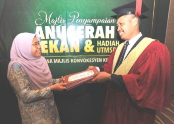 MOHD. Faiz Mohd. Arif berkongsi kejayaan menerima Ijazah Sarjana Muda Kejuruteraan Awam bersama Nasihah Md. Noor dalam Majlis Penyampaian Anugerah Dekan dan Hadiah UTMSPACE sempena Majlis Konvokesyen ke-65 UTM di  Senai, semalam. – UTUSAN/RAJA JAAFAR ALI