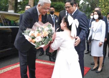 ISMAIL Sabri Yaakob disambut dengan jambangan bunga sejurus tiba di Presidential Palace, Hanoi dalam pertemuan dengan rakan sejawatannya, Pham Minh Chinh. – IHSAN PMO