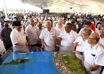 ISMAIL Sabri Yaakob melihat replika Projek Pembangunan Berintegrasi Pusat Bekalan Gas dan Loji Janakuasa Pulau Bunting selepas merasmikan projek itu di Yan, petang tadi. – UTUSAN/SHAHIR NOORDIN