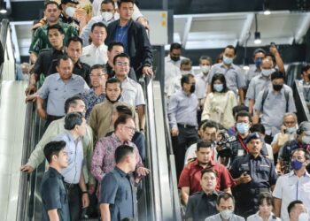 Anwar Ibrahim diiringi Ketua Pegawai Eksekutif MRT Corp, Datuk Mohd. Zarif Hashim melakukan lawatan ke stesen Putrajaya Sentral selepas merasmikan pelancaran Transit Aliran Massa (MRT) Laluan Putrajaya, semalam. – UTUSAN/FARIZ RUSADIO