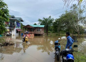 SALAH sebuah rumah penduduk yang dinaiki air di Kampung Seberang Batu Badak, Segamat.
