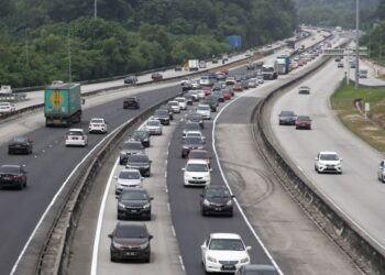 Aliran trafik di Lebuh Raya Utara Selatan (PLUS) arah  utara di Ipoh yang  tinggi sejak pagi tadi susulan orang ramai pulang ke kampung menyambut Hari Raya Aidiladha. – UTUSAN/MUHAMAD NAZREEN SYAH MUSTHAFA
