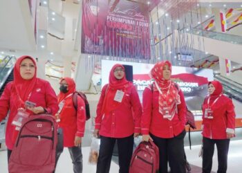 Sebahagian ahli Wanita UMNO yang berada di Pusat Dagangan Dunia (WTC) Kuala Lumpur bagi menghadiri  Perhimpunan Agung UMNO 2022, semalam. – UTUSAN/AMIR KHALID