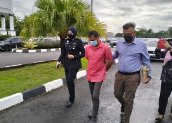 MOHAMMAD Fadhil Lope didakwa kerana menyamar sebagai Raja Muda Perak di Mahkamah Majistret Alor Setar, Kedah hari ini.